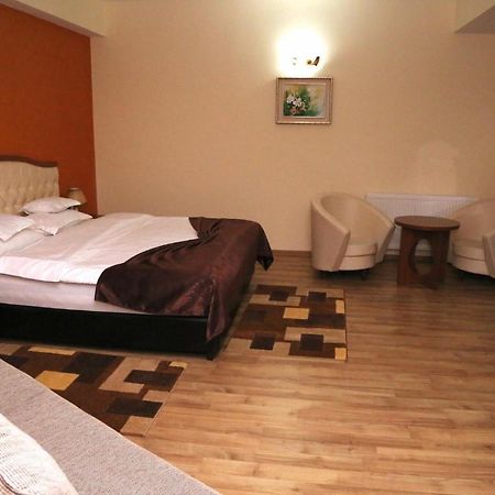 Hotel Crystal Palace Râmnicu Vâlcea Extérieur photo