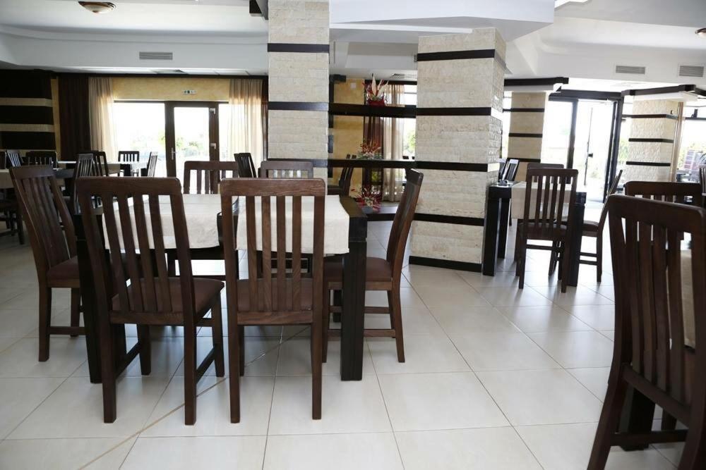 Hotel Crystal Palace Râmnicu Vâlcea Extérieur photo