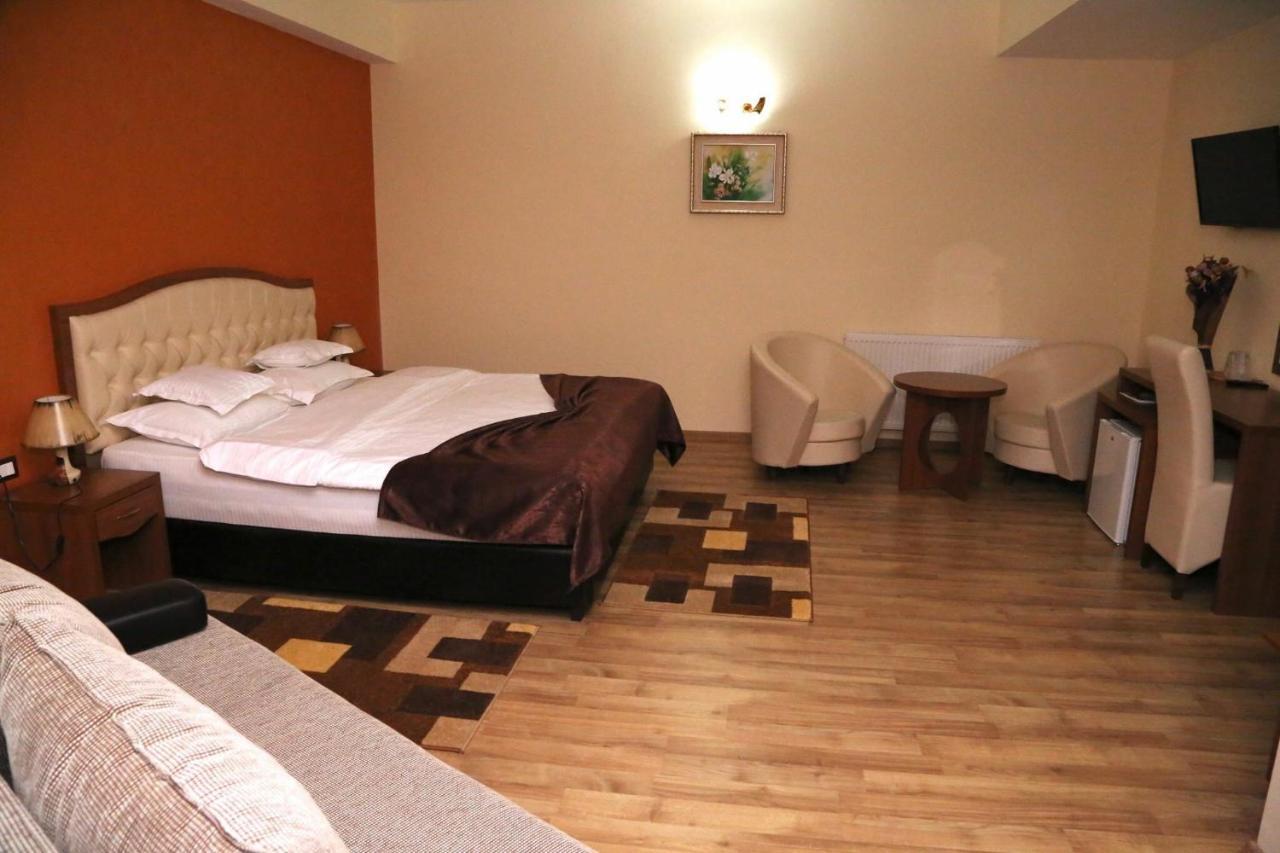 Hotel Crystal Palace Râmnicu Vâlcea Extérieur photo