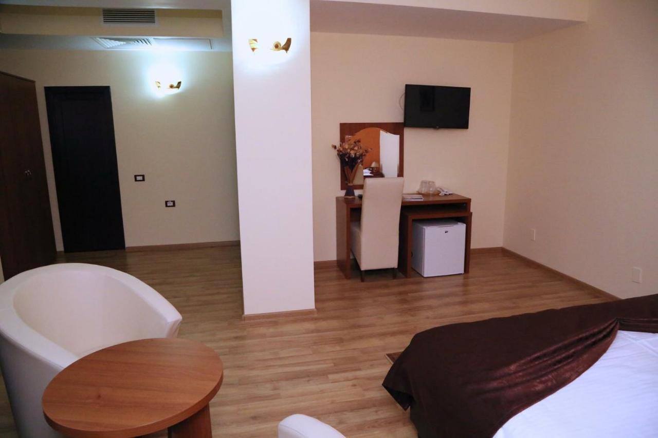 Hotel Crystal Palace Râmnicu Vâlcea Extérieur photo