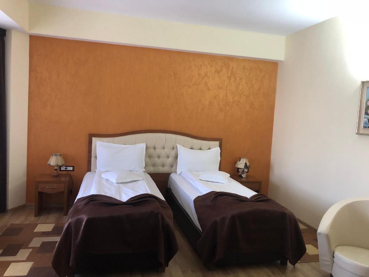 Hotel Crystal Palace Râmnicu Vâlcea Extérieur photo