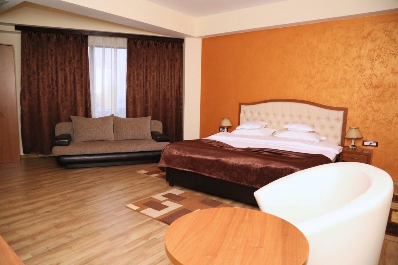 Hotel Crystal Palace Râmnicu Vâlcea Extérieur photo