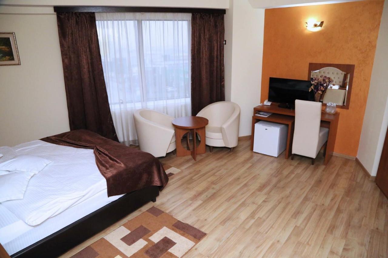 Hotel Crystal Palace Râmnicu Vâlcea Extérieur photo